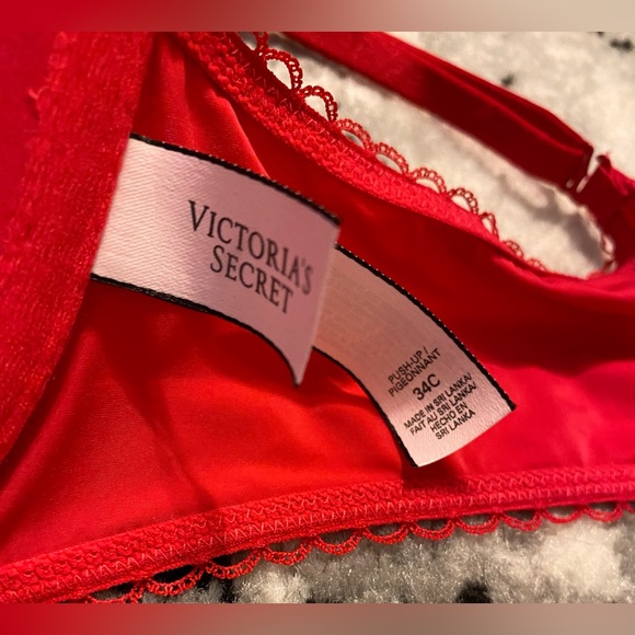 Victoria’s Secret Push-up 34C - Picture 3 of 3